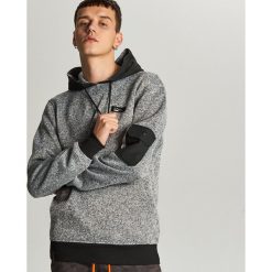 Sweter z kapturem o sportowym kroju - Jasny szary. Szare swetry męskie Cropp, s, bez wzorów, sportowe, z kapturem, z kapturem. W wyprzedaży za 89,99 zł.