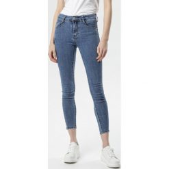 Niebieskie Jeansy Slim Bateia. Niebieskie jeansy damskie Born2be, bez wzorów, z jeansu. Za 79,99 zł.
