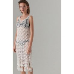 Crochetowa midi sukienka - Kremowy. Białe sukienki damskie Mohito, s, bez wzorów, bez kołnierzyka, bez rękawów, midi. Za 129,99 zł.