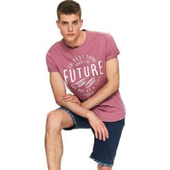 T-shirt z nadrukiem. Fioletowe t-shirty męskie Top Secret, na zimę, xl, z nadrukiem, z okrągłym kołnierzem, krótkie. W wyprzedaży za 14,99 zł.