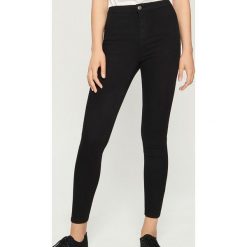 Jeansy skinny high waist - Czarny. Czarne spodnie z wysokim stanem Sinsay, z jeansu. Za 49,99 zł.