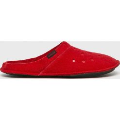 Crocs - Kapcie. Czerwone kapcie męskie Crocs, bez wzorów, z materiału. W wyprzedaży za 99,90 zł.