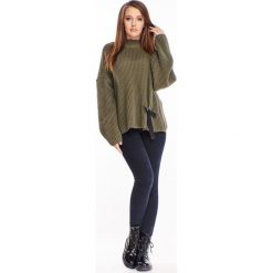 Oversize'owy sweter z kokardą zielony. Zielone swetry damskie N/A, bez wzorów, bez rękawów, bez kaptura. Za 70,02 zł.