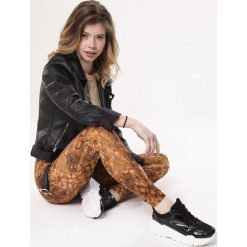 Camelowe Legginsy Total Look. Brązowe legginsy damskie Born2be, s, bez wzorów, z dzianiny, klasyczne. Za 49,99 zł.