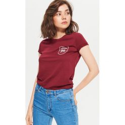 Koszulka z nadrukiem - Bordowy. Czerwone t-shirty damskie marki Cropp, l, z nadrukiem. Za 19,99 zł.