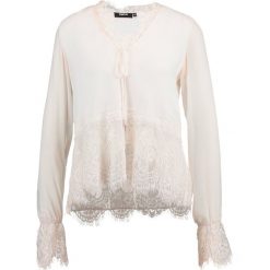 Tigha BRITTA Bluzka off white. Białe bluzki damskie marki Tigha, s, z materiału. Za 419,00 zł.