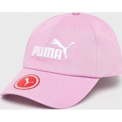 Puma - Czapka. Różowe czapki z daszkiem damskie Puma, z bawełny. W wyprzedaży za 49,90 zł.