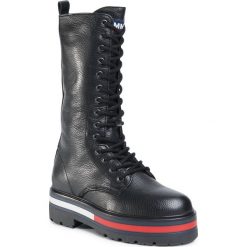 Trapery TOMMY JEANS - Flag Outsole Long Lace Up Boot EN0EN01073 Black BDS. Czarne trapery damskie Tommy Jeans, z jeansu, bez obcasa, bez zapięcia. Za 849,00 zł.