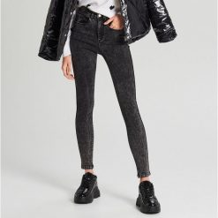 Jeansy high waist z lampasem - Szary. Szare jeansy damskie Cropp, bez wzorów, z jeansu, z podwyższonym stanem. Za 119,99 zł.