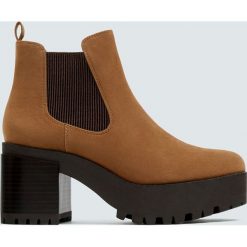 Brązowe sztyblety na platformie. Pomarańczowe botki damskie Pull&Bear, bez obcasa, na obcasie, bez zapięcia. Za 159,00 zł.