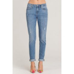 JEANSY REGULAR FIT LIU JO. Niebieskie jeansy damskie Liu Jo, z aplikacjami, z elastanu. Za 664,30 zł.