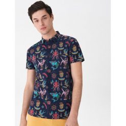 Koszulka polo z nadrukiem all over - Granatowy. Niebieskie koszulki męskie House, s, z nadrukiem, bez rękawów. Za 59,99 zł.
