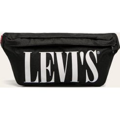 Levi's - Nerka. Czarne nerki damskie Levi's®, w paski, z poliesteru, małe, z nadrukiem, bez dodatków. W wyprzedaży za 69,90 zł.