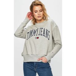 Tommy Jeans - Bluza. Czerwone bluzy damskie z nadrukiem marki Tommy Jeans, s, z bawełny, bez kaptura. Za 399,90 zł.