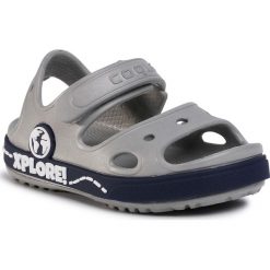 Sandały COQUI - Yogi 8861-407-4821 Grey/Navyy. Szare sandały chłopięce Coqui, z tworzywa sztucznego, bez zapięcia. W wyprzedaży za 59,00 zł.