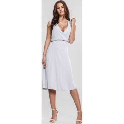 Szara Sukienka Gently. Szare sukienki damskie other, na spotkanie biznesowe, s, bez wzorów, eleganckie, bez kołnierzyka, bez rękawów, maxi, kopertowe. Za 89,99 zł.