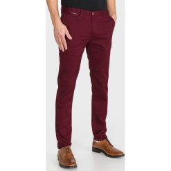 Scotch & Soda Mott Spodnie Czerwony. Czerwone spodnie męskie Scotch & Soda, bez wzorów, z elastanu. Za 400,95 zł.