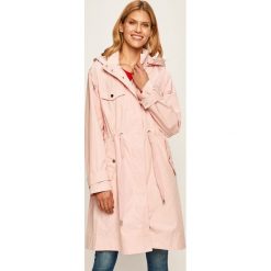 Guess Jeans - Parka. Różowe kurtki damskie Guess Jeans, l, z aplikacjami, z bawełny, długie, z kapturem. Za 819,90 zł.