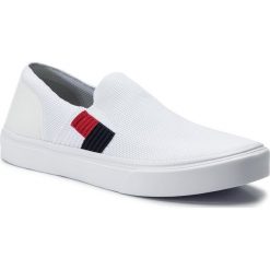Tenisówki TOMMY HILFIGER - Lightweight Knit Flag Slip On FM0FM02546 White YBS. Białe półbuty męskie TOMMY HILFIGER, bez wzorów, z gumy, bez zapięcia. W wyprzedaży za 199,00 zł.