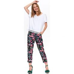 Luźny t-shirt z koronką. Białe t-shirty damskie Top Secret, w koronkowe wzory, z koronki, z dekoltem w serek. W wyprzedaży za 29,99 zł.