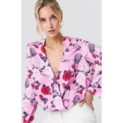 NA-KD Kopertowy bluzka z satyny - Pink,Multicolor. Różowe bluzki damskie marki NA-KD, bez wzorów, z satyny, bez kołnierzyka, z długim rękawem. W wyprzedaży za 40,47 zł.