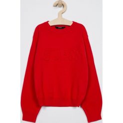 Guess Jeans - Sweter dziecięcy. Czerwone swetry dziewczęce z aplikacjami, z elastanu, z okrągłym kołnierzem, krótkie. W wyprzedaży za 99,90 zł.