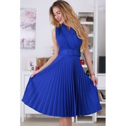 Sukienka VILEMINA BLUE. Niebieskie sukienki damskie IVET, na co dzień, bez wzorów, eleganckie, bez kołnierzyka, bez rękawów, plisowane. W wyprzedaży za 99,00 zł.