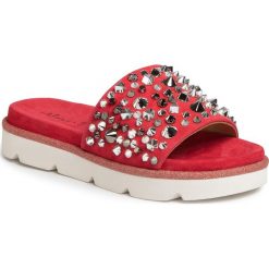 Klapki ALMA EN PENA - V20481 Suede Red. Czerwone klapki damskie Alma en Pena, z aplikacjami, ze skóry, bez obcasa. Za 479,00 zł.
