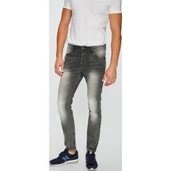 Guess Jeans - Jeansy Chris. Szare jeansy męskie marki Guess Jeans, z aplikacjami, z bawełny. W wyprzedaży za 269,90 zł.