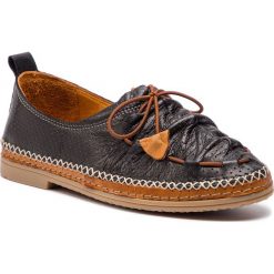 Półbuty MANITU - 840795 Schwarz 1. Czarne półbuty damskie marki Manitu, bez wzorów, ze skóry, bez obcasa, na płaskiej podeszwie, bez zapięcia. Za 239,00 zł.