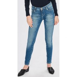 Guess Jeans - Jeansy Annette. Niebieskie jeansy damskie skinny marki Guess Jeans, z aplikacjami, z bawełny. W wyprzedaży za 369,90 zł.