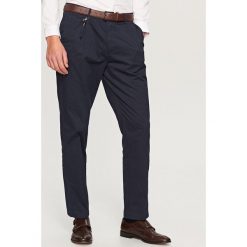 Chinosy męskie: Spodnie z kantem chino carrot fit – Granatowy