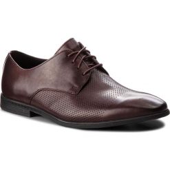 Półbuty CLARKS - Bampton Cap 261354037 Burgundy Leather. Czerwone derby męskie Clarks, z materiału. Za 319,00 zł.
