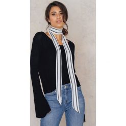Szaliki damskie: NA-KD Accessories Wąski szalik w paseczki – White,Multicolor