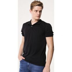 Czarna Koszulka Par. Czarne koszulki męskie Born2be, xxl, bez wzorów, z dzianiny, polo, bez rękawów. Za 49,99 zł.