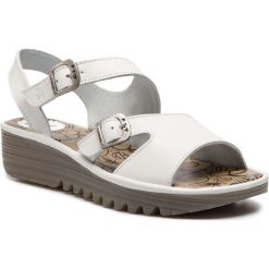 Sandały FLY LONDON - Enatfly P501028005 Offwhite. Białe klapki damskie marki Fly London, bez wzorów, ze skóry, bez obcasa, na obcasie. Za 409,00 zł.