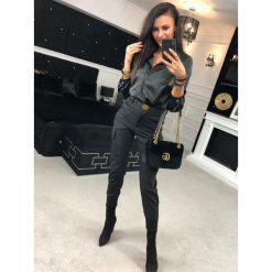 Koszula ,,SATIN SPRING’’ black. Czarne bluzki damskie Divinostyle, na co dzień, s, bez wzorów, z poliesteru, eleganckie, bez kołnierzyka, bez rękawów. W wyprzedaży za 89,00 zł.