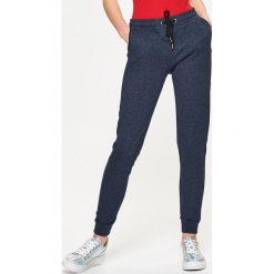 Dresowe joggery - Granatowy. Niebieskie spodnie męskie Cropp, s, bez wzorów, z dresówki. Za 119,99 zł.