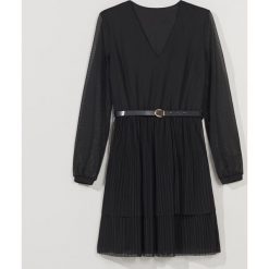 Plisowana sukienka mini z paskiem - Czarny. Czarne sukienki damskie Mohito, s, bez wzorów, bez kołnierzyka, bez rękawów, mini. Za 139,99 zł.