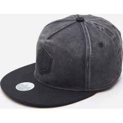 Czapka snapback z aplikacją - Szary. Szare czapki męskie House, z aplikacjami. Za 35,99 zł.