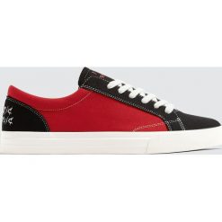 Kontrastowe tenisówki z haftem. Szare buty sportowe męskie marki Pull&Bear, z haftami, sportowe, bez zapięcia. Za 99,90 zł.