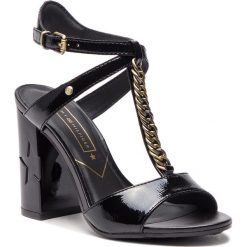 Sandały TOMMY HILFIGER - Rubberized Chain Heeled Sandal FW0FW03989 Black 990. Czarne klapki damskie TOMMY HILFIGER, bez wzorów, ze skóry ekologicznej, bez obcasa, na obcasie. W wyprzedaży za 379,00 zł.