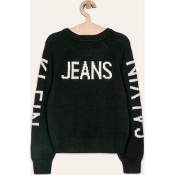 Calvin Klein Jeans - Sweter dziecięcy 140-176 cm. Czarne swetry dziewczęce z bawełny, z okrągłym kołnierzem, krótkie. W wyprzedaży za 269,90 zł.