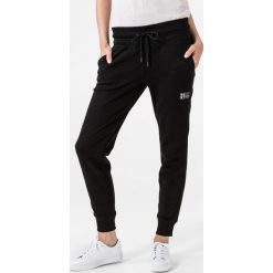 DKNY Spodnie dresowe Czarny. Czarne spodnie damskie DKNY, xs, z bawełny. Za 312,95 zł.