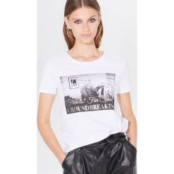 Koszulka The Devil Wears Prada - Biały. Białe koszulki damskie Mohito, s, bez wzorów, bez kołnierzyka, bez rękawów. Za 59,99 zł.