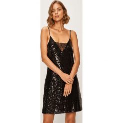 Glamorous - Sukienka. Czarne sukienki damskie Glamorous, na co dzień, s, bez wzorów, z poliesteru, casualowe, bez kołnierzyka, bez rękawów, mini, proste. W wyprzedaży za 99,90 zł.