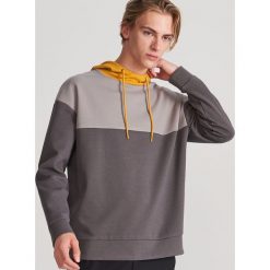 Bluza z kolorowymi panelami - Szary. Szare bluzy męskie Reserved, s, bez wzorów, bez kołnierzyka, bez rękawów, bez kaptura. Za 99,99 zł.