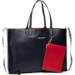 Torebka TOMMY HILFIGER - Iconic Tommy Tote AW0AW07948 BLU. Niebieskie torebki klasyczne damskie TOMMY HILFIGER, bez wzorów, ze skóry ekologicznej, klasyczne, bez dodatków. Za 579,00 zł.