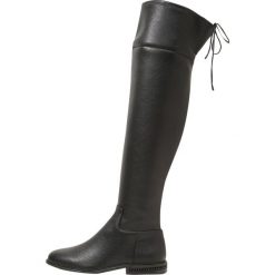 MICHAEL Michael Kors JAMIE FLAT Muszkieterki black. Czarne kozaki damskie skórzane marki MICHAEL Michael Kors, przed kolano, na wysokim obcasie. W wyprzedaży za 991,20 zł.