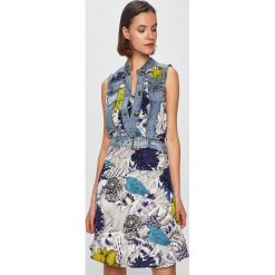Desigual - Sukienka. Niebieskie sukienki damskie Desigual, na co dzień, bez wzorów, z bawełny, casualowe, bez kołnierzyka, bez rękawów, proste. Za 749,90 zł.